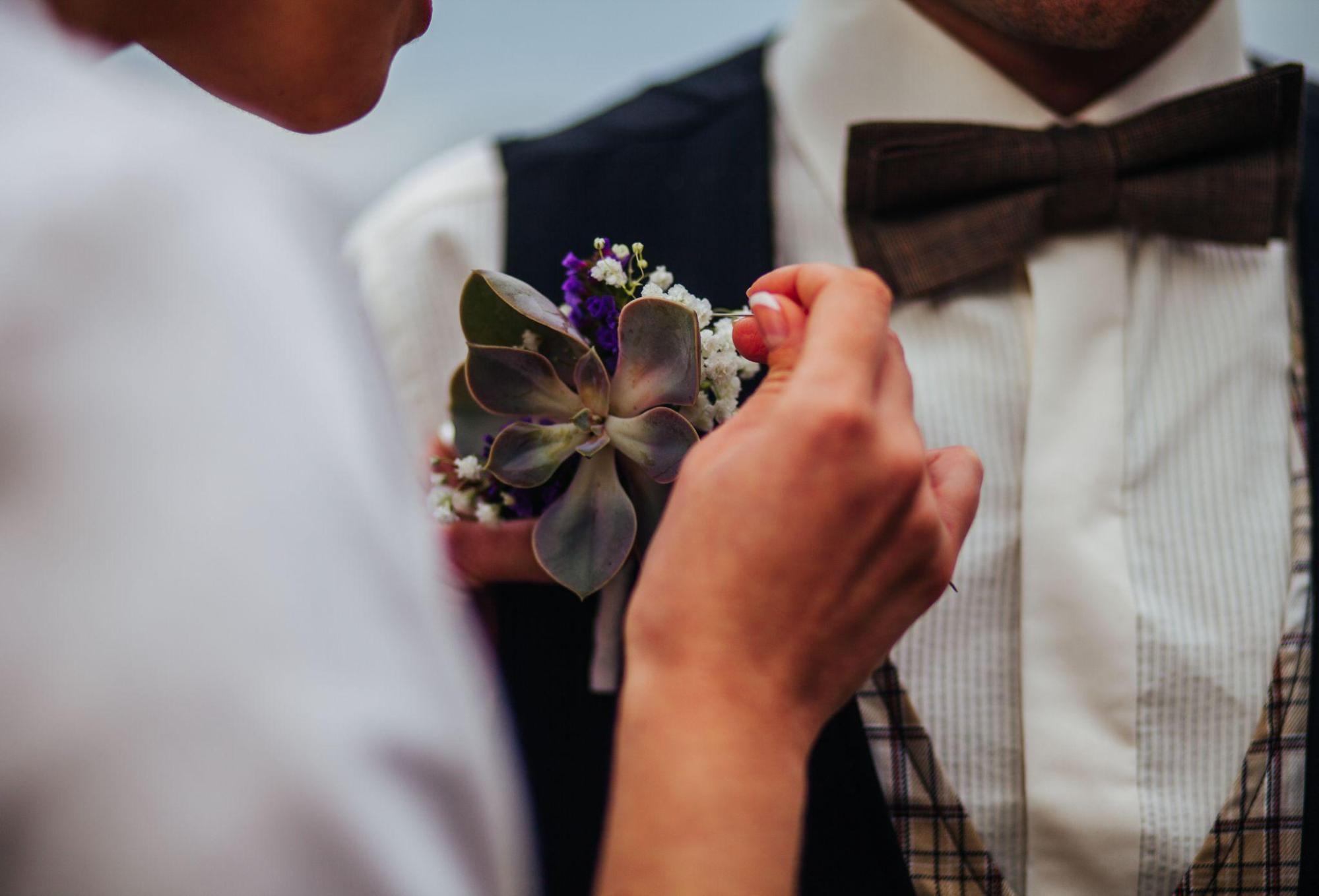 how-to-pick-the-perfect-corsage-and-boutonniere-flowers-for-your-wedding